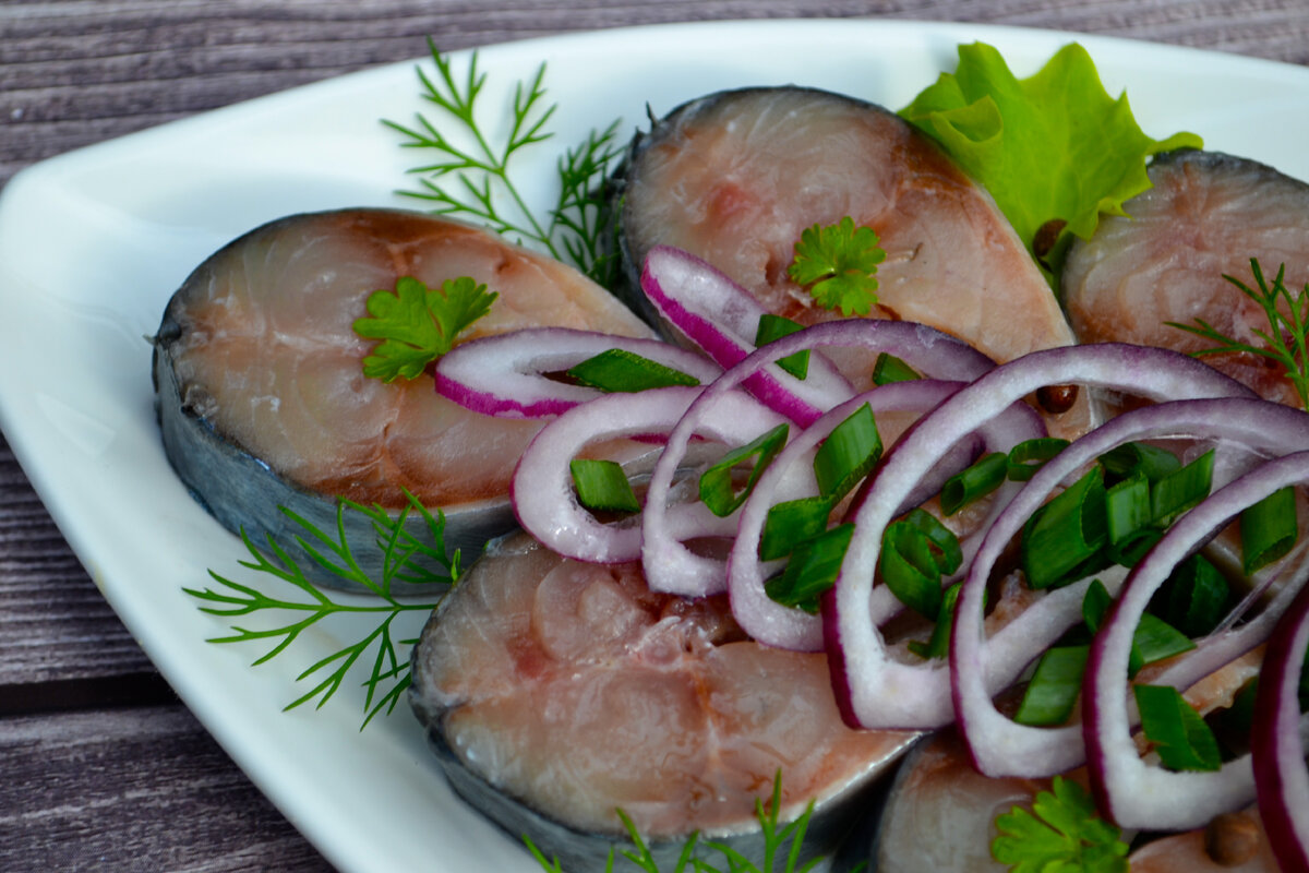 Скумбрия (сельдь) пряного посола с растительным маслом. Солим рыбу в ...