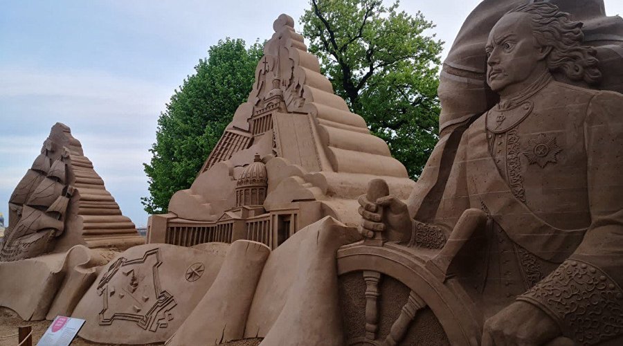 Фигуры из песка // Фото: пресс-служба арт-кластера «Таврида»