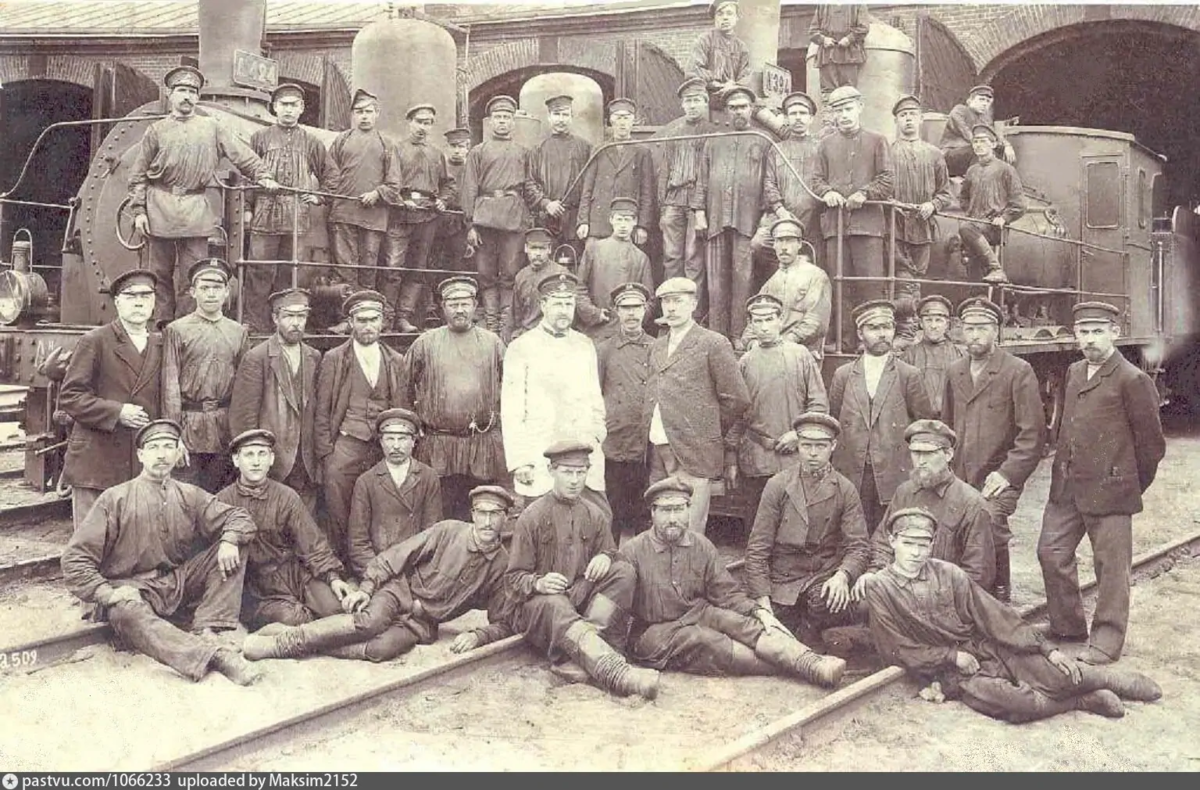 В центре машинист с руководителями депо, а остальные члены бригады занимались процессом торможения и отпуска в вагонах поезда. Число человек зависело от количества вагонов в составе поезда.