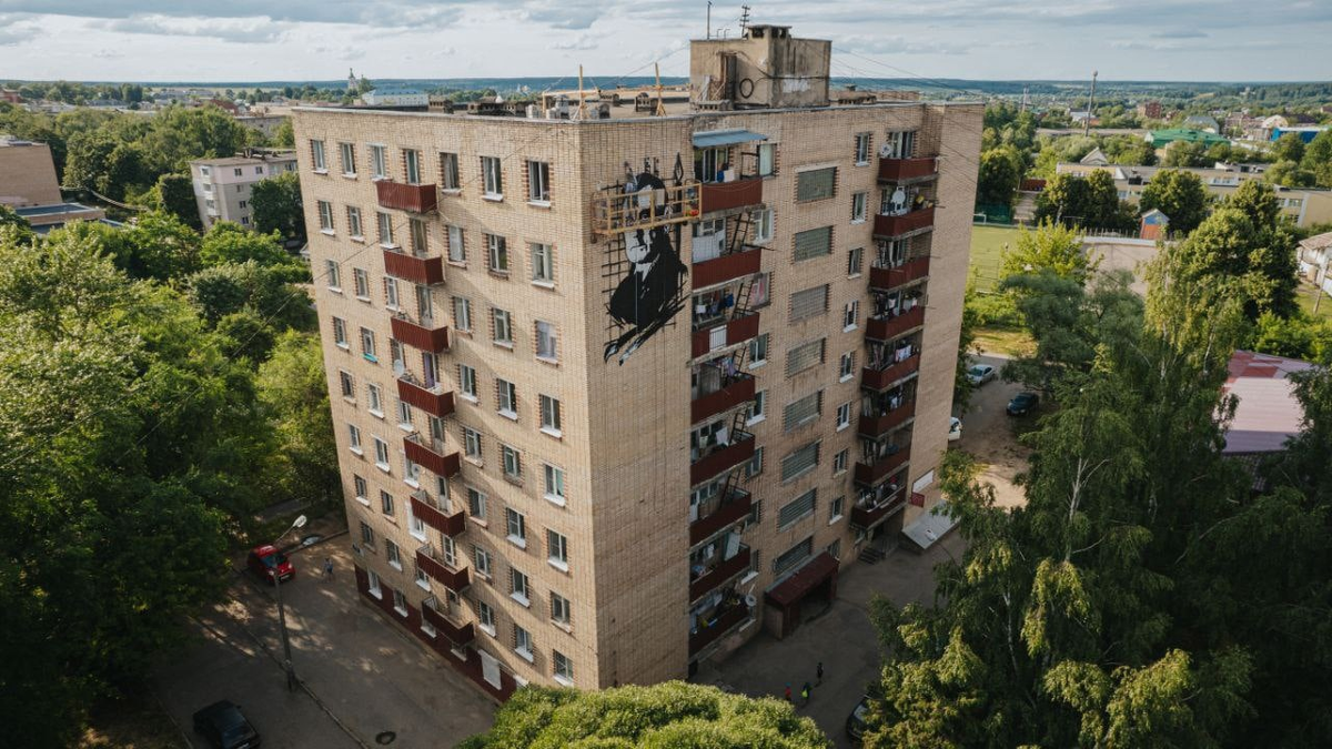 Можайск 2. Пятиэтажка торец. Миасс 9 этажка торец стены граффити. Торец дома что это такое фото.