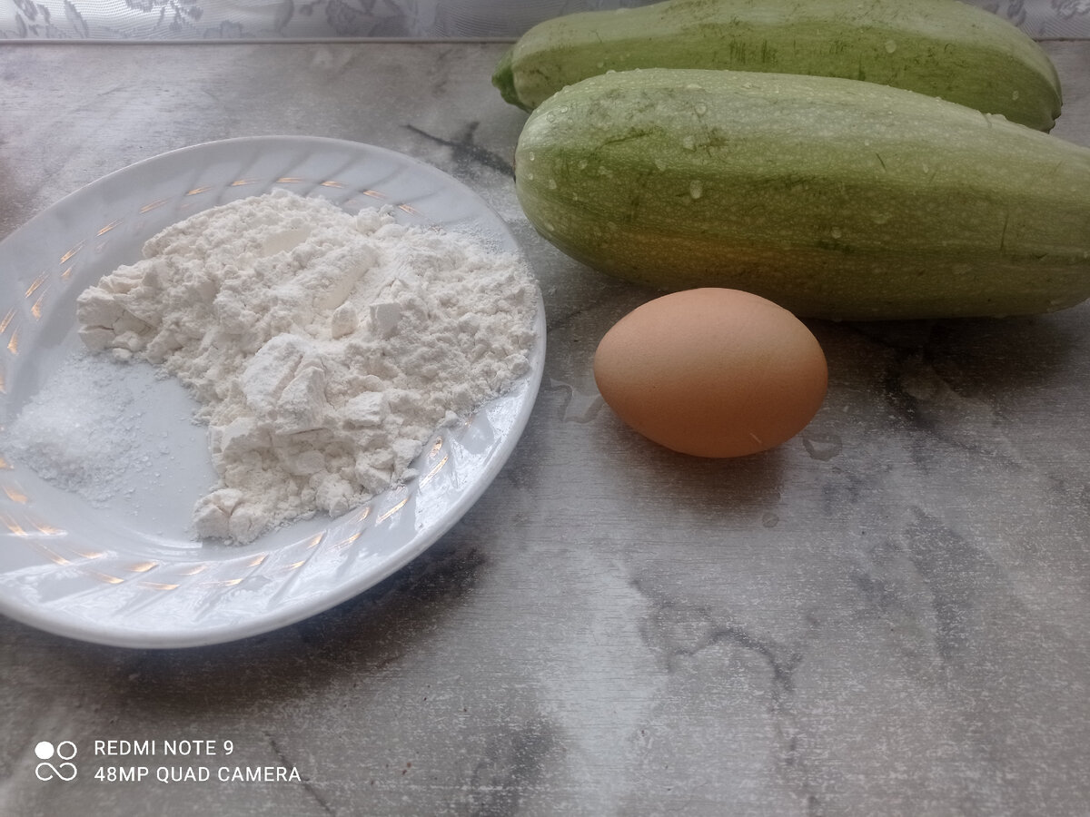 Кабачки молодые -2 шт., яйцо - 1 шт., мука - 3 ст. л., соль по вкусу
