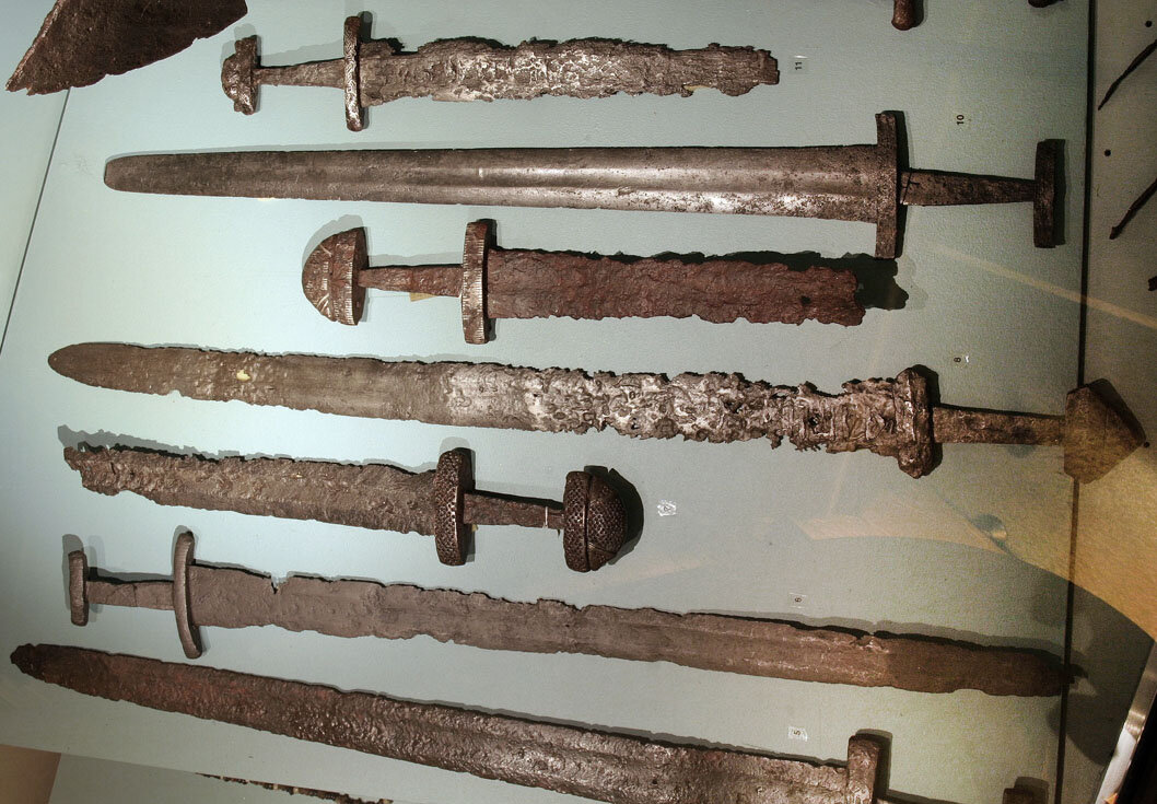 Вот так выглядят мечи, добытые археологами из курганов. Но, может, среди них волшебного нет?