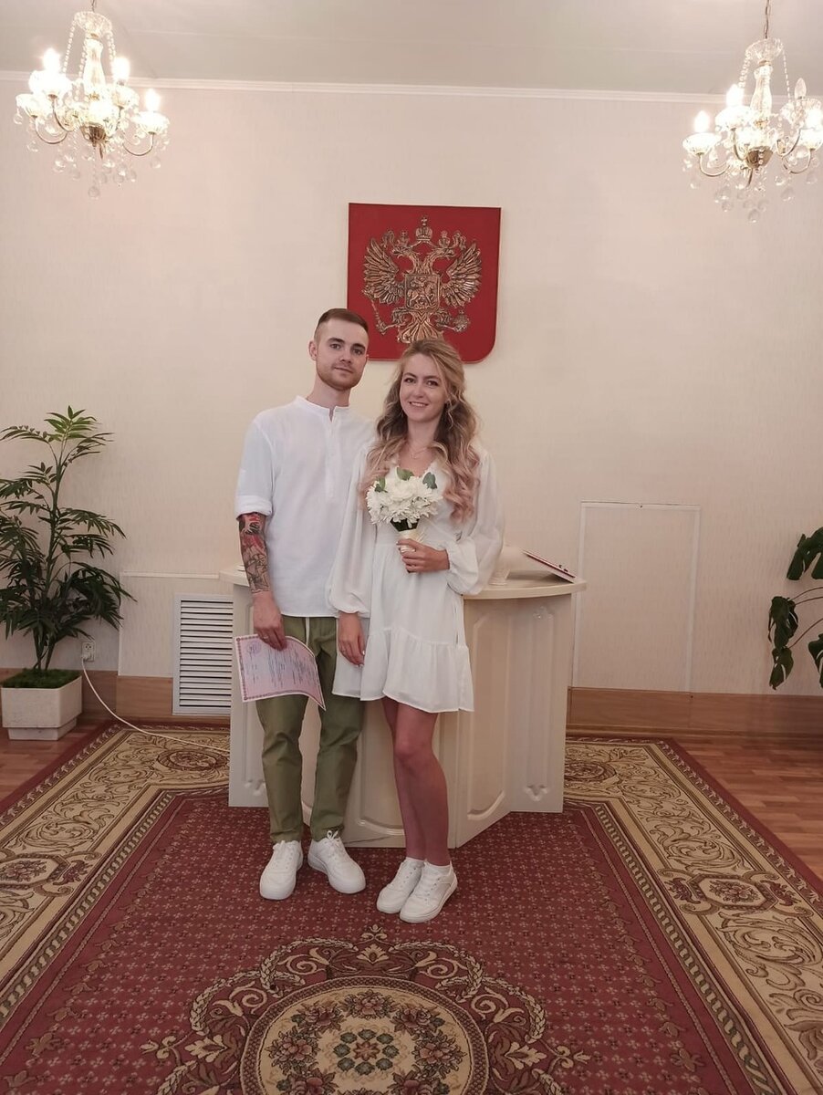     Рязанский ЗАГС поделился фотографиями молодоженов в необычных нарядах. Август 2022 года.