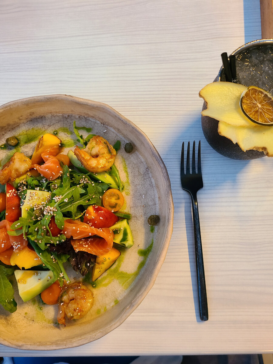 Салат из тигровых креветок, маринованной форели, рукколы и авокадо и коктейль Имеретинский Мул