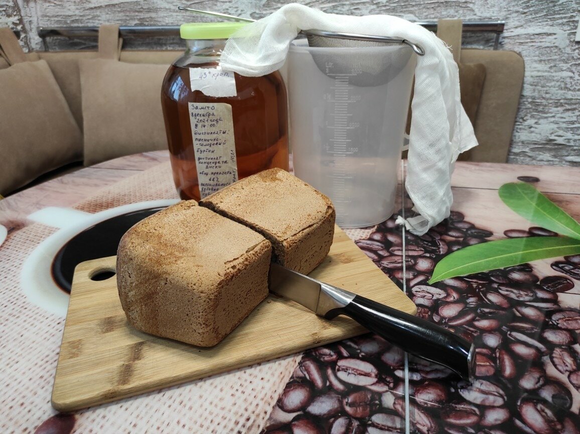 сало с водкой. натюрморт с хлебом. натюрморт с черным хлебом. водка хлеб. фильтрация самогона хлебом.