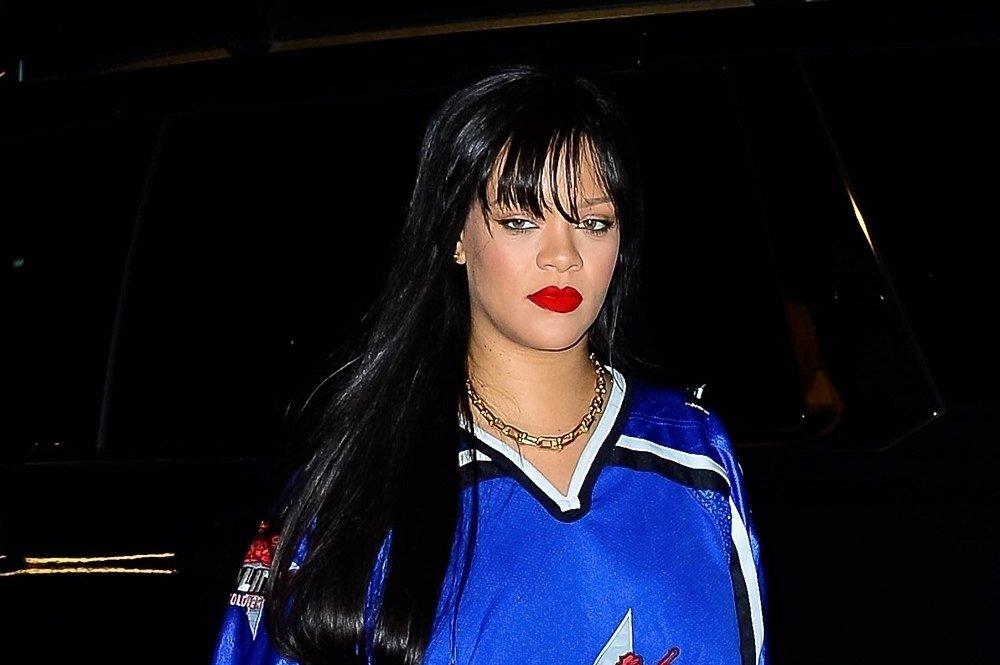     Рианна помогла официантам убраться после девичника