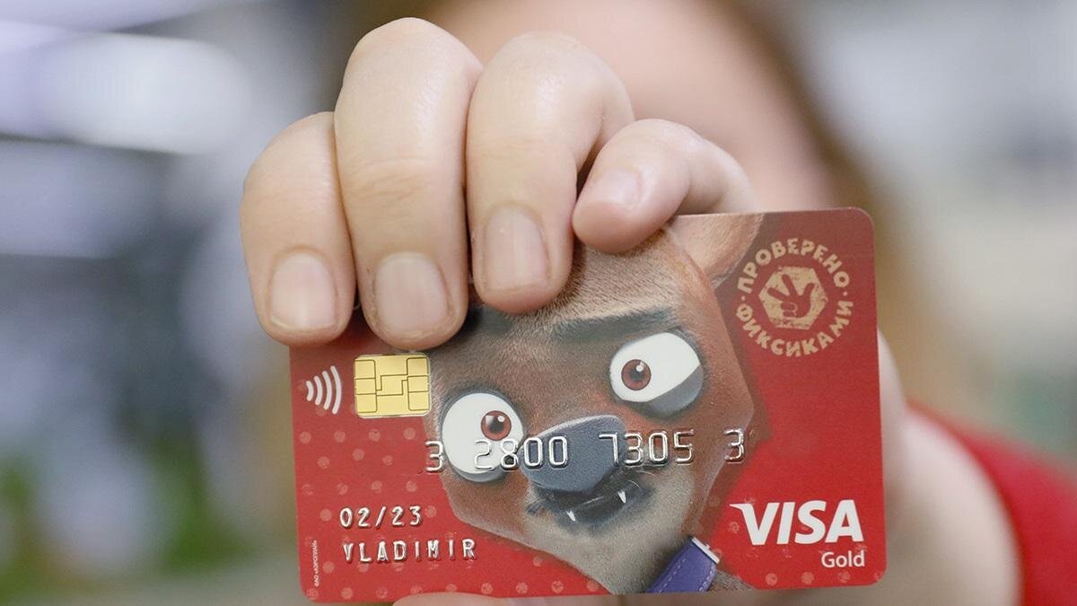    Женщина держит в руках детскую карту:NUR.KZ/Петр Карандашов