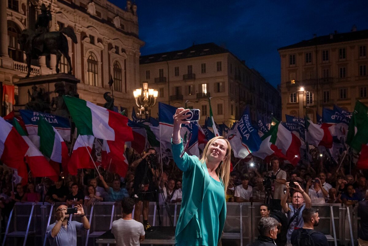 "Она неофашистка, боролась с ЕС и ненавидит Германию. Незадолго до выборов Джорджия Мелони придерживается умеренных взглядов и имеет все шансы стать премьер-министром. Что это будет означать для Италии и для Европы?" // Spiegel о кондидатке на пост лидера Италии.
