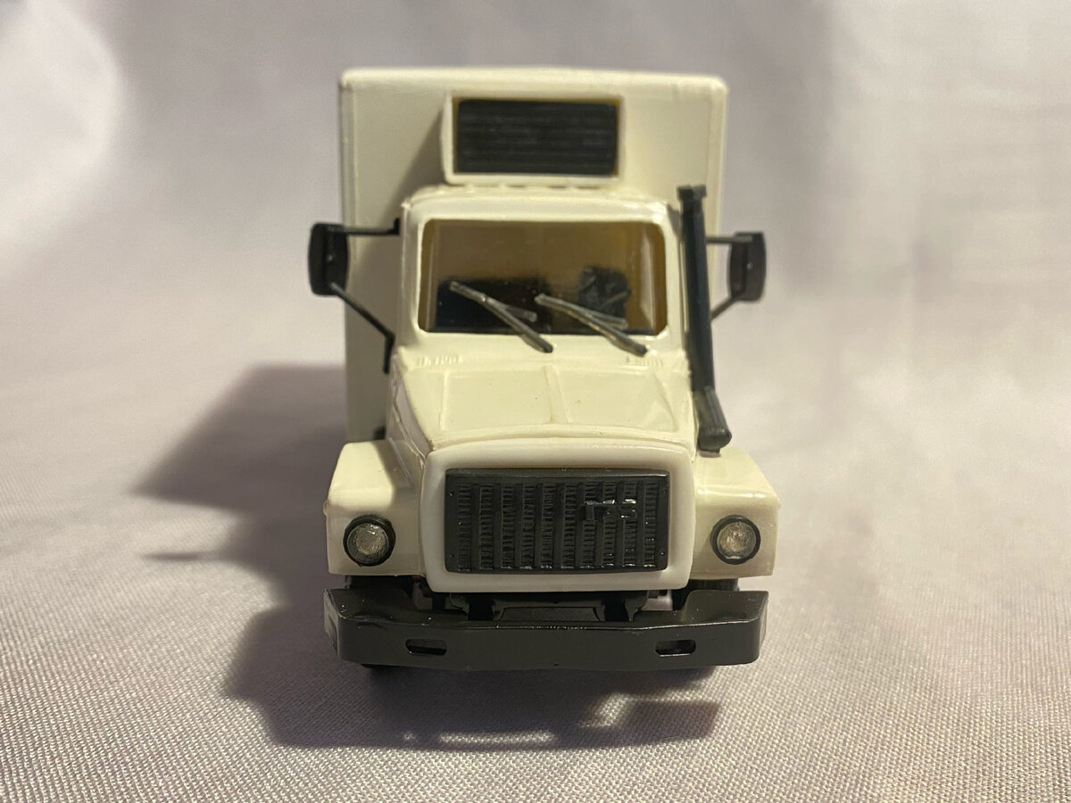 В августе мы с вами уже рассматривали шасси Газ 3307/3309 от "Компаньон" на примере автозака, поэтому сегодня сконцентрируемся на надстройке, к слову, вызывающей определенные вопросы.