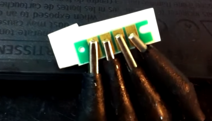 Фото 6. Подключили "крокодилы" к контактам чипа