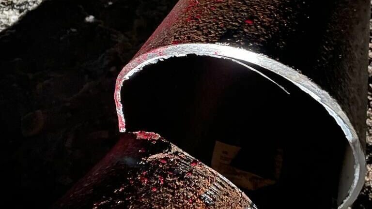 Труба в руке. Металлическая труба в руке. Избил металлической трубой. Забиваем металлические трубы. Человек с палкой.