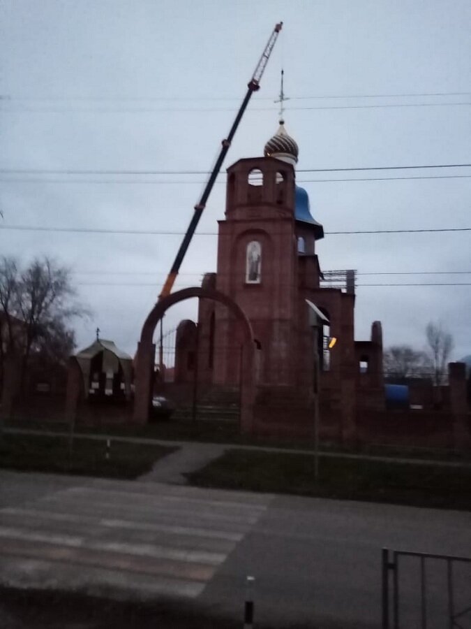 Момент установки Креста на храм.