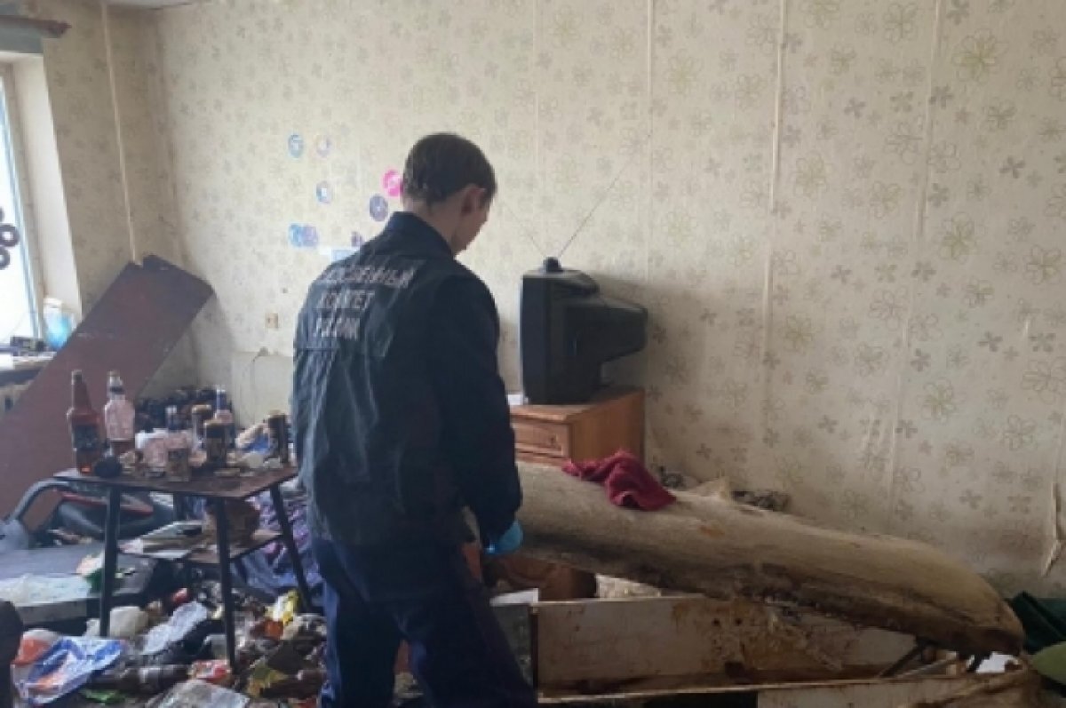    Диван, в котором мужчина год держал завёрнутое в пакет тело отца.