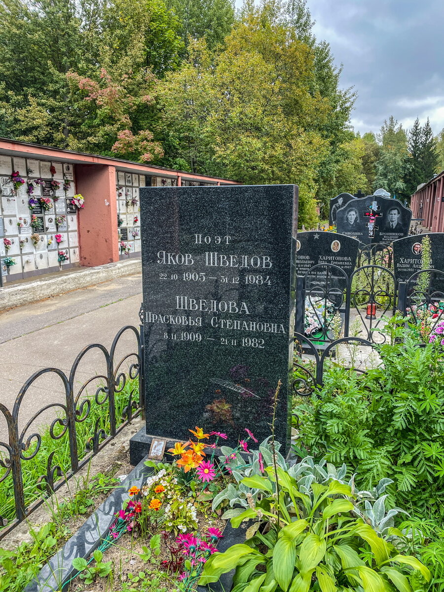 Несколько лет назад мы с вами уже посещали Николо-Архангельское кладбище, чтобы навестить известных людей - замечательных артистов Римму Маркову, Ию Арепину, Раднэра Муратова; певиц Жанну Фриске и...