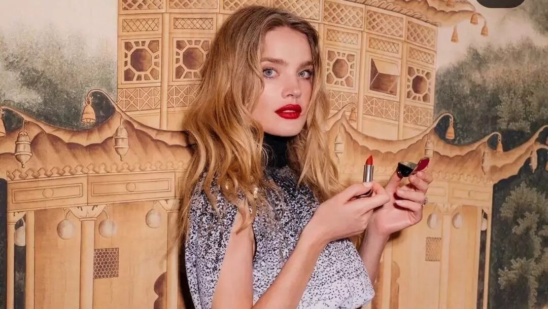     В Сети активно обсуждаются фото уроженки Нижнего Новгорода, известной модели Натальи Водяновой без фильтров и фотошопа за кулисами показа. Большинство пользователей раскритиковали внешний вид знаменитости.