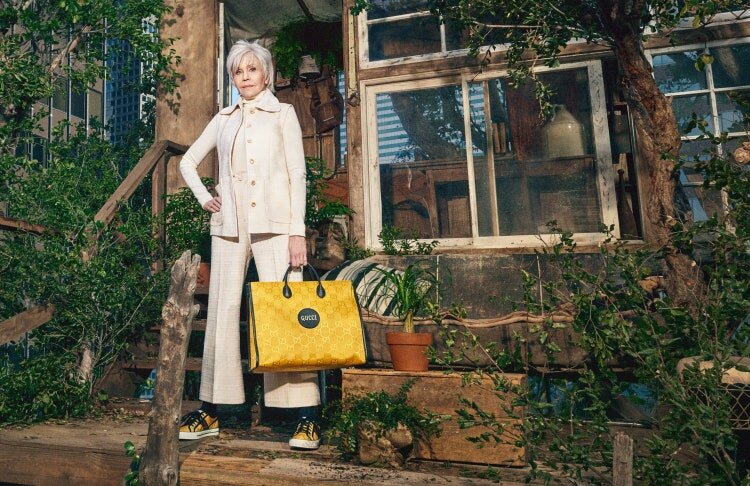 Перед вами рекламная компания Gucci, где снялась давно не молодая Джен Фонда. Это тоже относится к бодипозитиву: принимать себя в любом возрасте