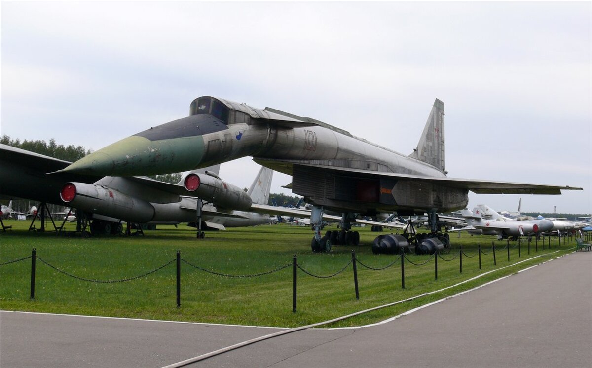 Ударно-разведывательный бомбардировщик-ракетоносец ОКБ Сухого, на момент создания и на протяжении долгого времени не имевший аналогов в мире.