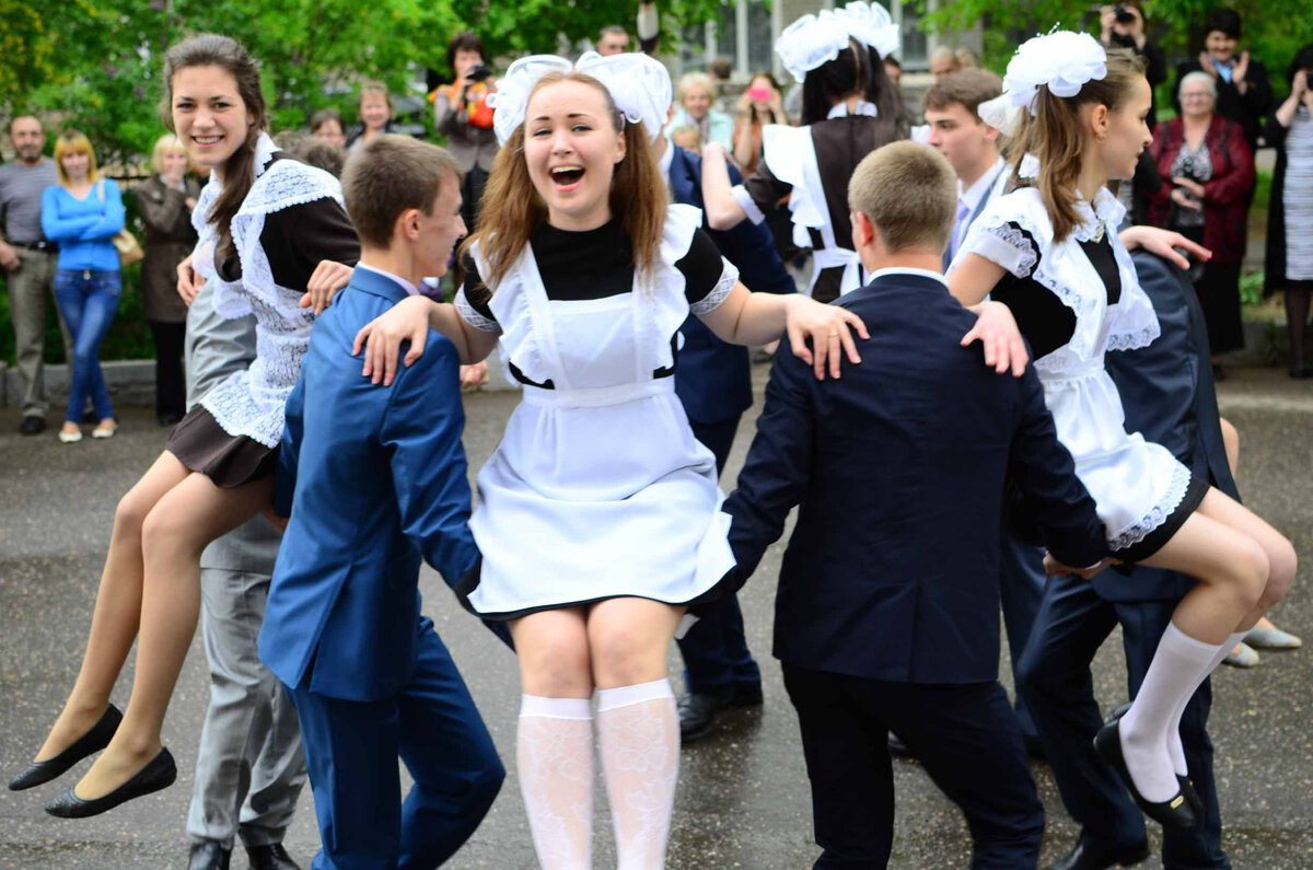 Сегодня последний урок. Выпускницы 2013. Под школьной формой. Фотосессия последний звонок. Выпускники в школьной форме.