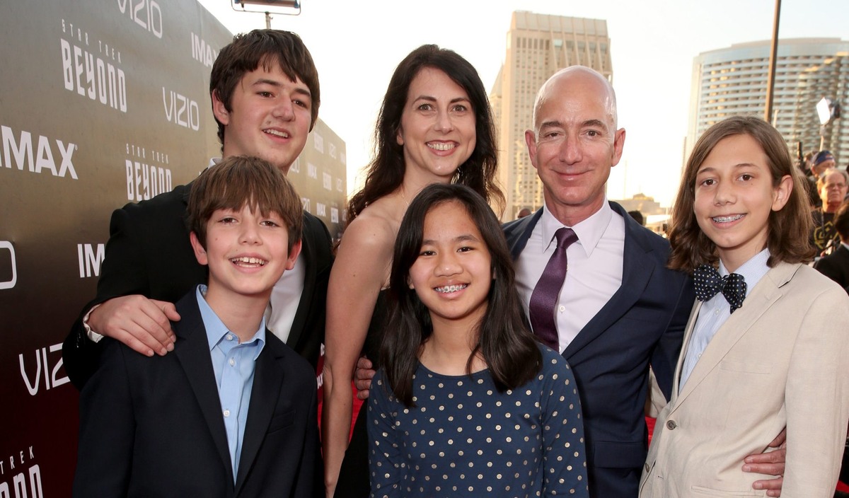 У основателя Amazon Джеффа Безоса и его бывшей жены, писательницы Маккензи Безос, трое сыновей и дочь, которую они взяли из приюта в Китае. Дети изучают китайский, способны общаться на родном языке сестры