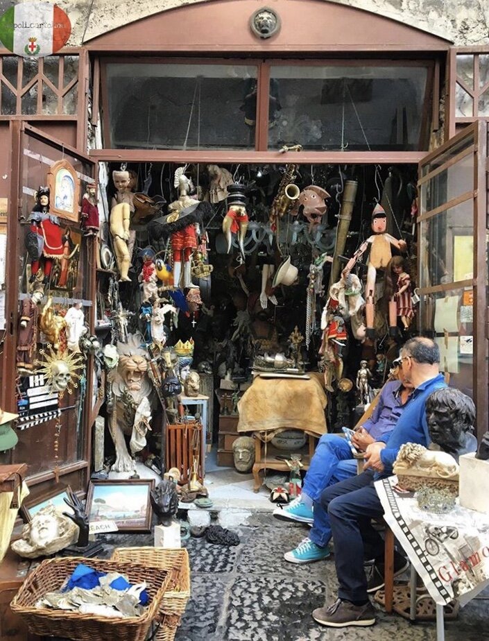 Исторический центр Неаполя. Кукольный антиквариат на продажу