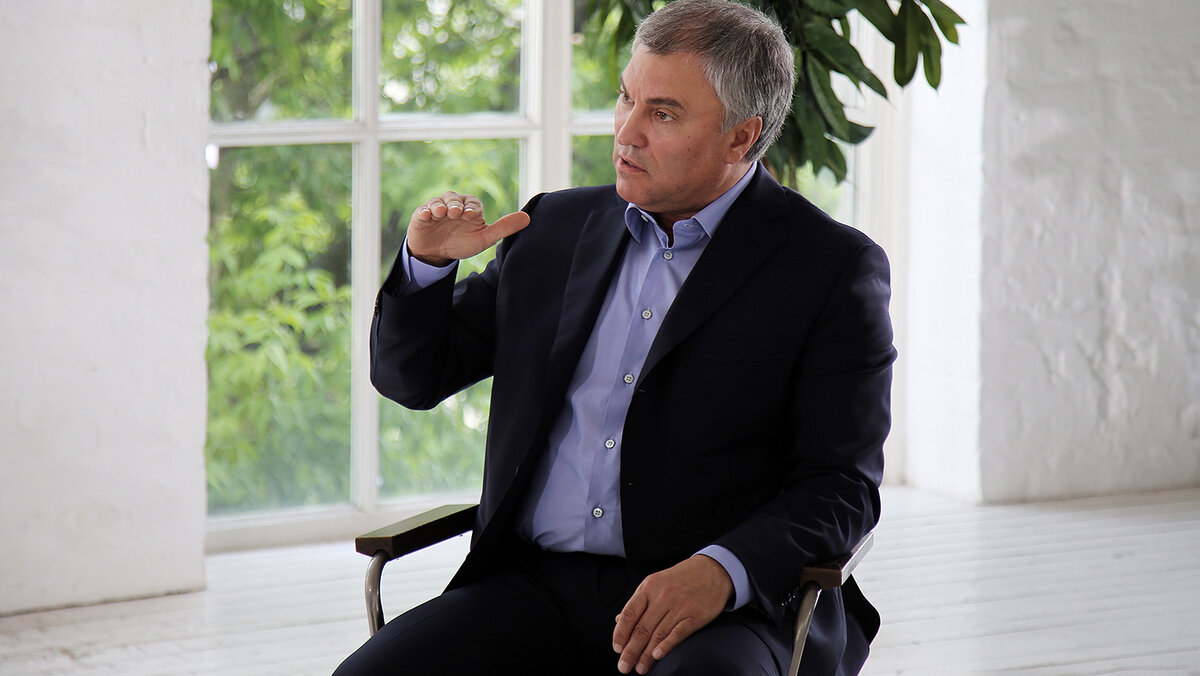 Володин на интервью.