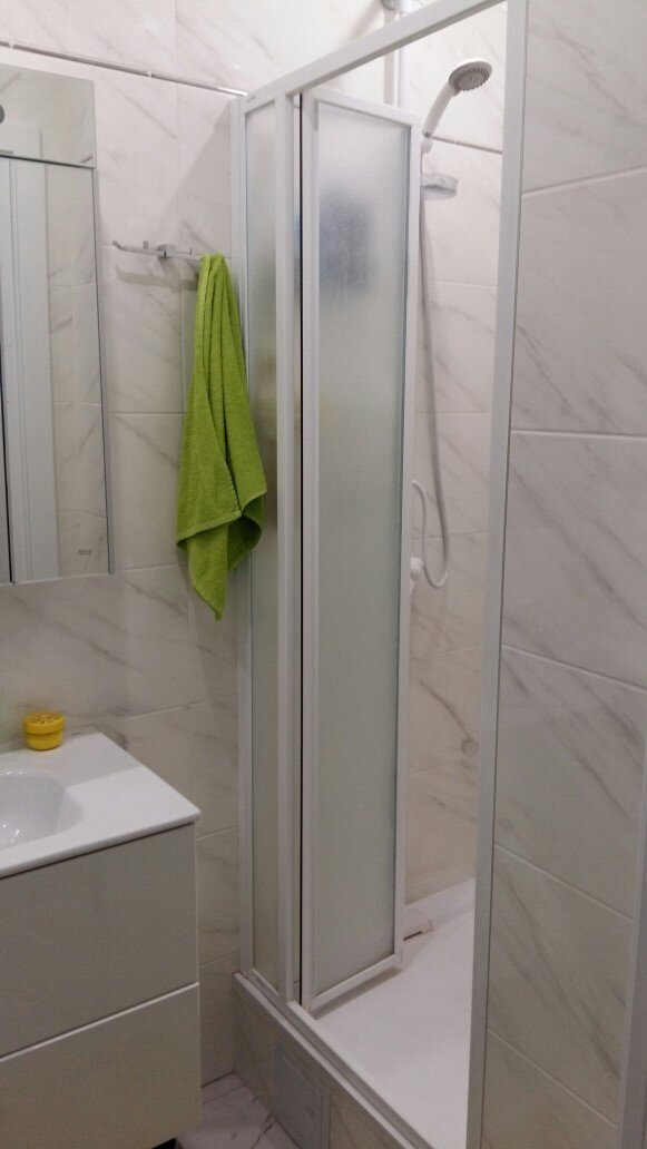 Место для душа выделяем за счет коридора.