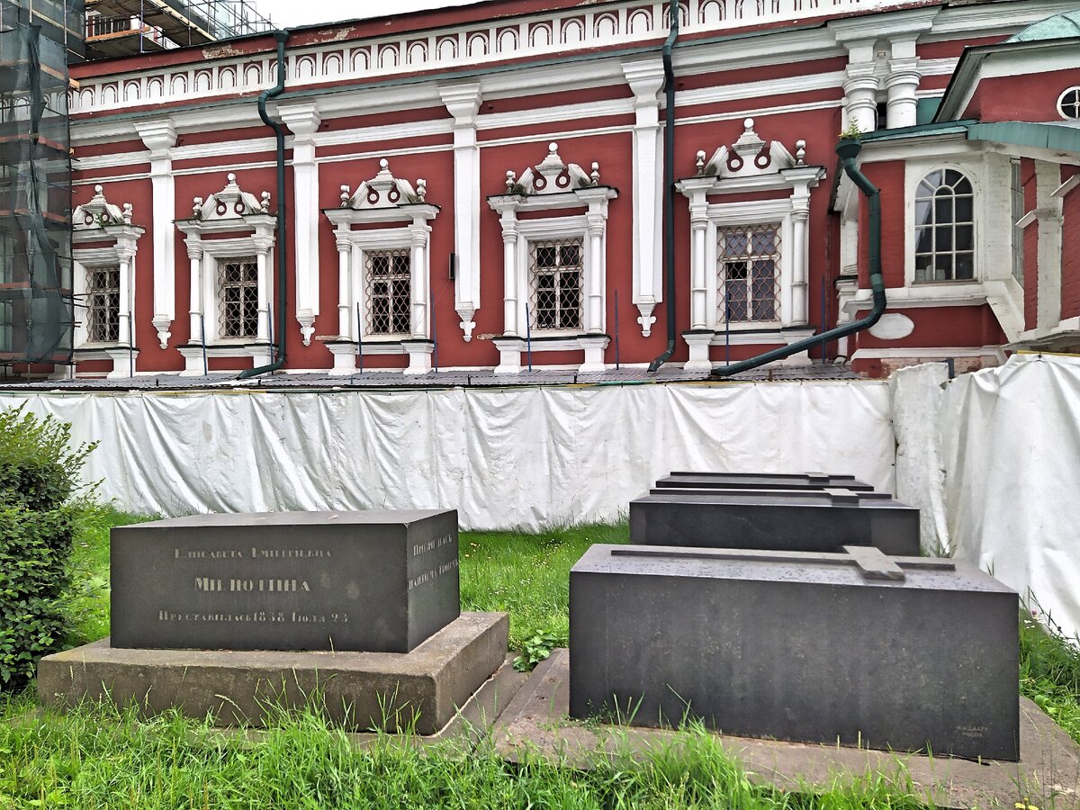 Некрополь монастыря. Кладбище Новодевичьего монастыря в Москве. Могилы Новодевичьего монастыря в Москве. Новодевичий монастырь и Новодевичье кладбище. Новодевичий монастырь могила Уварова.