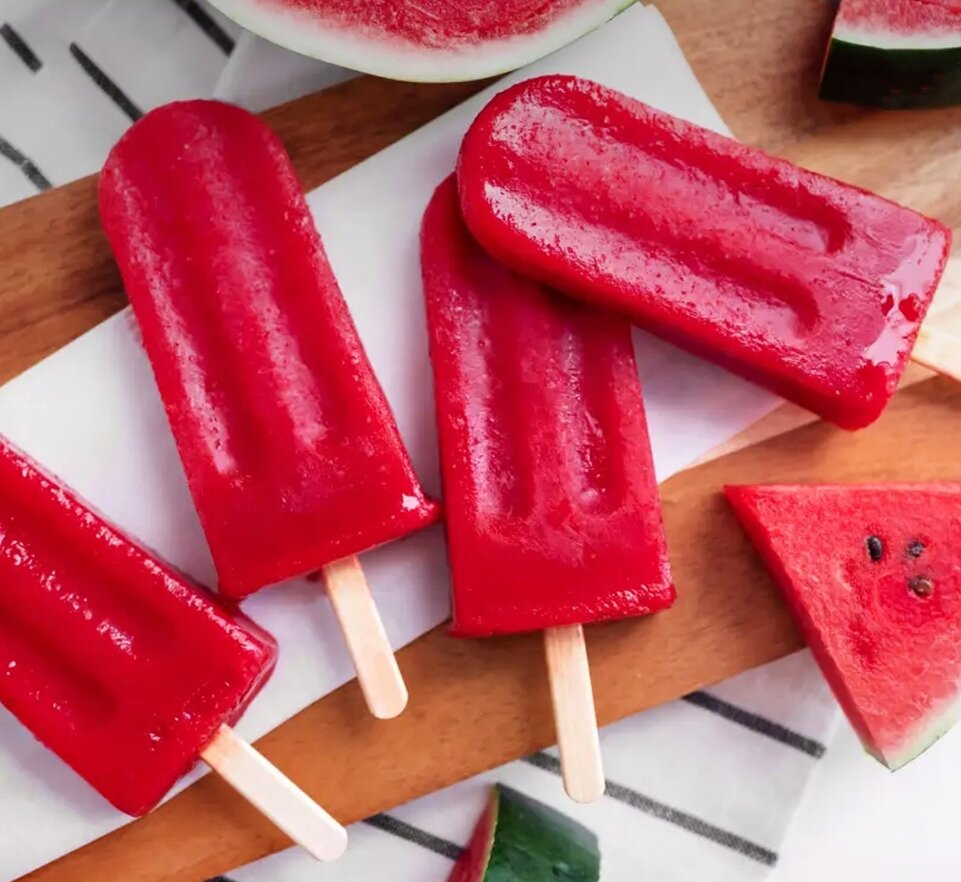 Клубнично-арбузное мороженое🍓🍉🍧

Летом сложно удержаться, чтобы не съесть мороженое! Но мороженое из магазина обычно содержит много консервантов, красителей и ароматизаторов, а также ненужных калорий. Но если у вас есть специальные формы, вы можете легко сделать это вкусное и полезное мороженое сами!

Ингредиенты для 10 порций:

• арбуз (440 г)

• 1 лайм (67 г)

• клубника (320 г)

Инструкции по приготовлению 10 порций:

1. Нарежьте мякоть арбуза на кусочки.

2. Выдавите сок из лайма. Положите сок, клубнику и арбуз в блендер и пюрируйте.

3. Заполните 10 форм для мороженого получившимся соком и положите в морозильную камеру хотя бы на 4 часа.

4. Приятного аппетита!