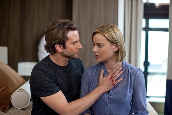 Брэдли Купер и Эбби Корниш в фильме «Области тьмы»