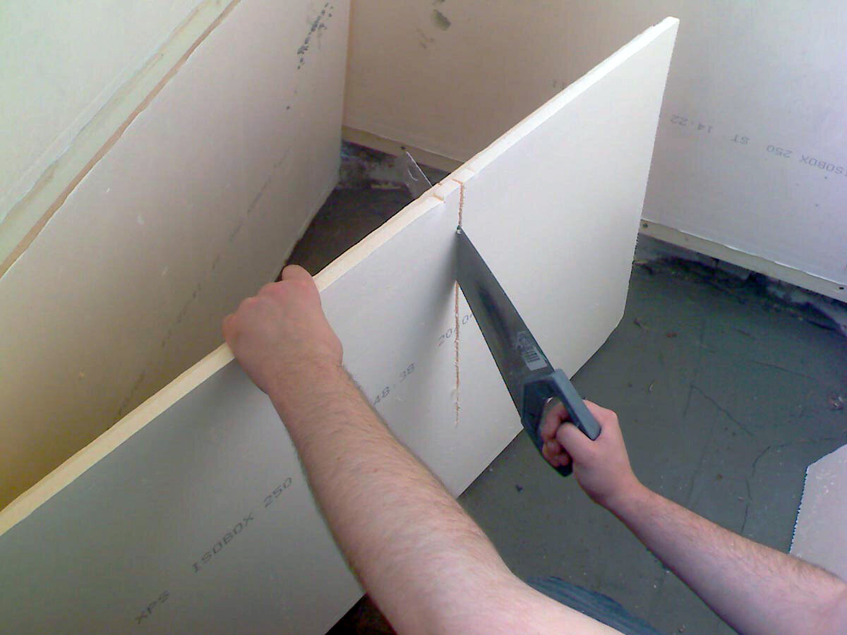 резка экструдированного пенополистирола. как разрезать пеноплекс. резка пеноплекса. способы разрезания пенопласта. резак для экструдированного пенополистирола.