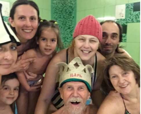 Так полковник отмечает день Варенья в сауне. Там, оказывается, не только париться, но и помыться можно. И вообще, чем дальше в лес, тем толще партизаны...