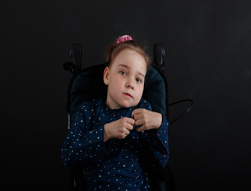 Характерным для данного состояния являются стереотипные, однообразные движения рук, их потирание, заламывание, при этом не носящие целенаправленного характера. Речь затрудняется, ответы становятся однообразными , временами речь совсем пропадает  