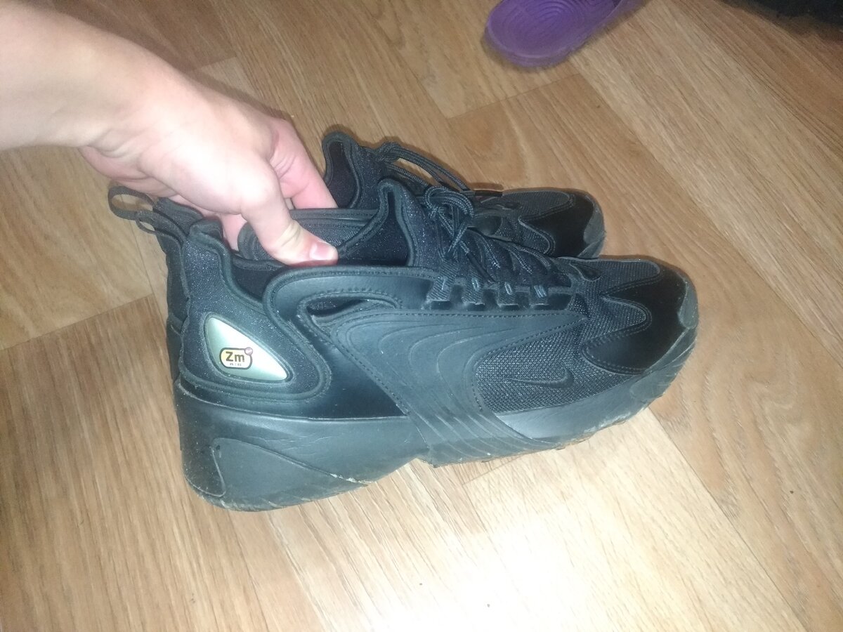 А именно черного цвета)