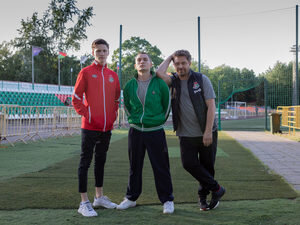 Вот что ты умеешь? Строить дороги, делать машины, пить пиво? Вот и они ничего не умеют.Они такие же, как и ты. Покажи свой купон на кого ты поставил? А ты любишь свою работу? Вот и они не любят свою работу.Тебе хоть миллион зарплату дай ты все равно лучше работать не станешь, как и они дай им миллион они лучше играть не станут. Потому что ты не умеешь, вот и они не умеют. 