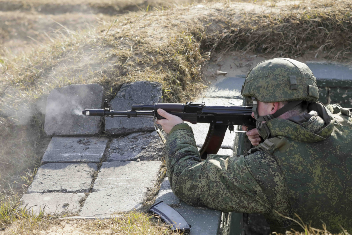 Бой автомата. Военные стрельбы. Стрельбы в армии. Боевая стрельба. Военный стреляет.