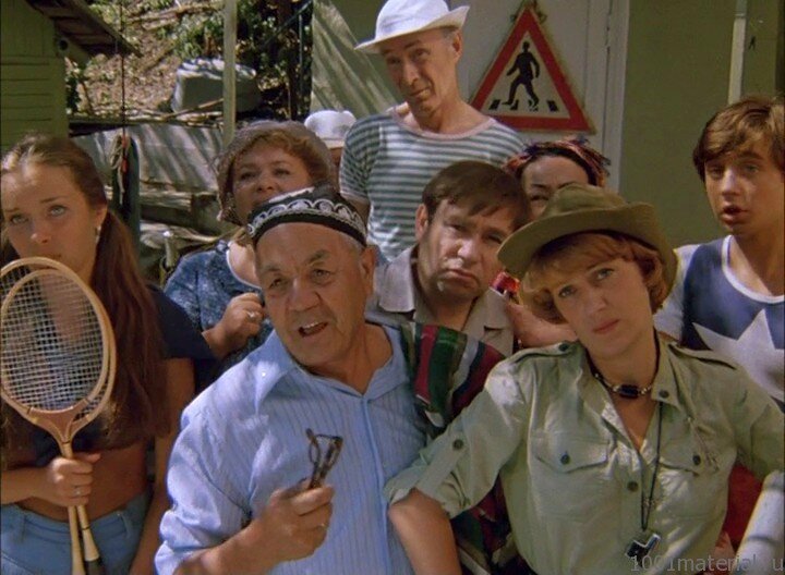 Осенью 1981 года в прокат вышла комедийная мелодрама Аллы Суриковой «Будьте моим мужем», повествующая об истории отдыха на курорте матери-одиночки Натальи и детского врача Виктора.-4