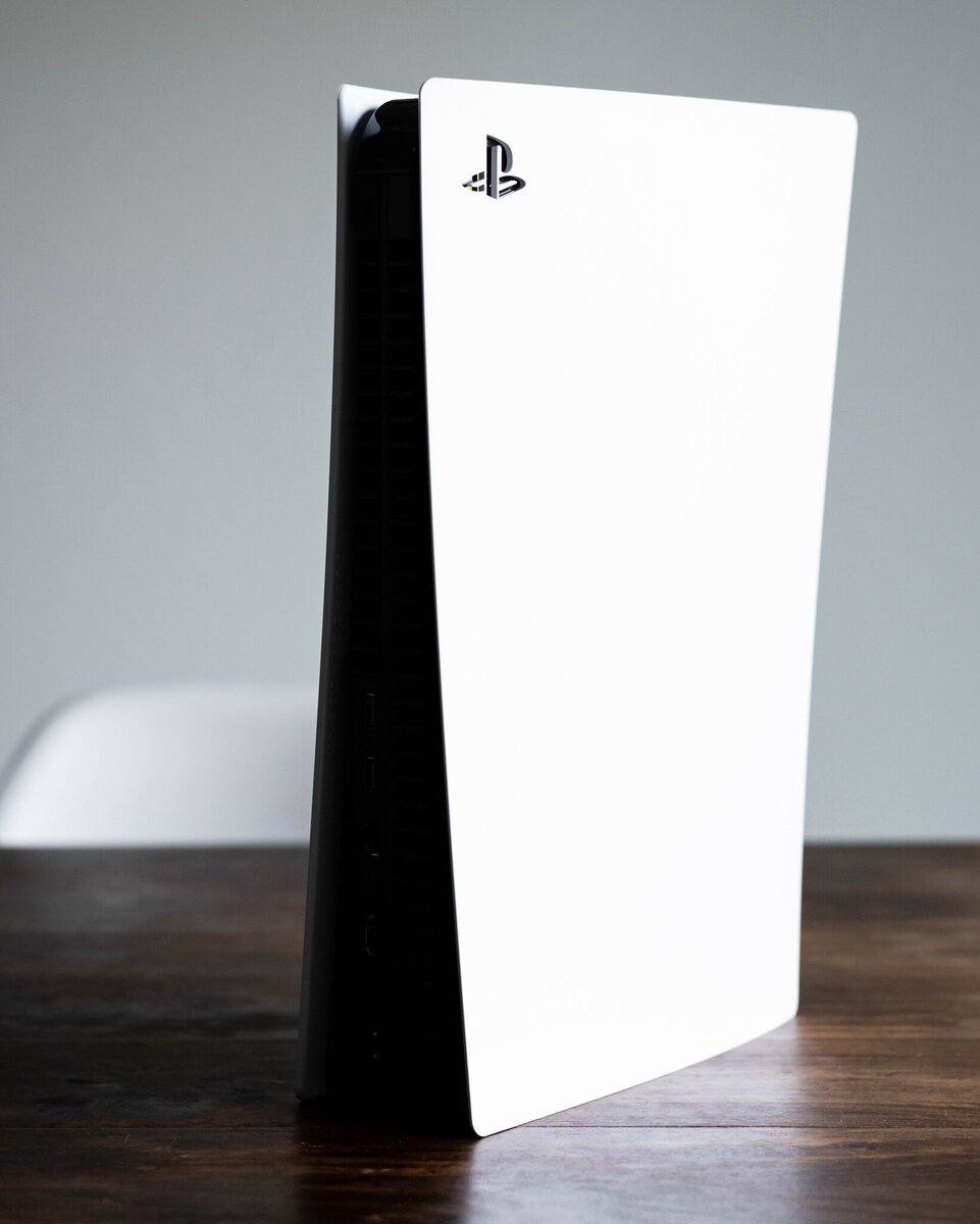 Консоль Sony PlayStation 5 высотой более 15 дюймов.