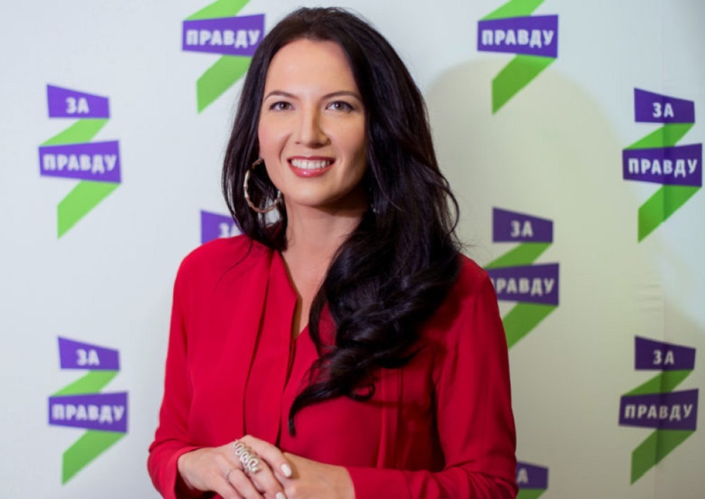 Кира Сазонова, тёмнобровая красавица с длинными волосами на Первом канале. Совсе