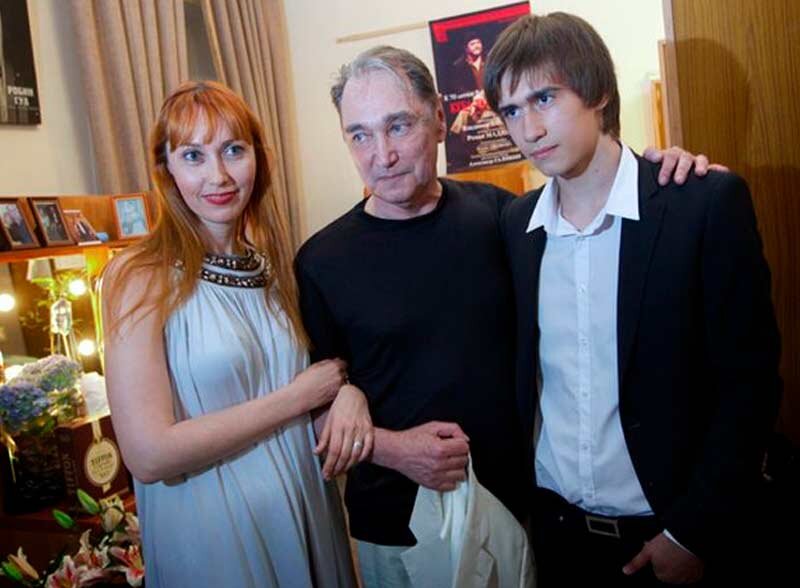 Ирина Коренева с отцом и сыном. Источник фото: https://www.liveinternet.ru/users/lyubava63/post431669242/