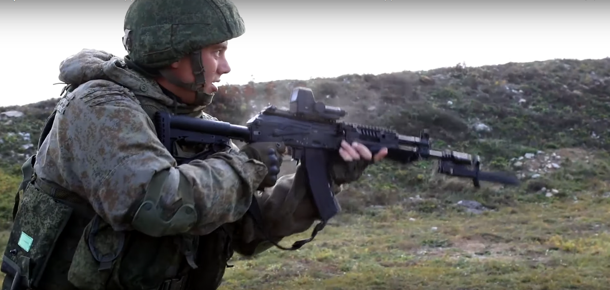 Тренировка с АК-12 в ВДВ РФ. Скриншот видео https://www.youtube.com/watch?v=dVbwBEqL3VY