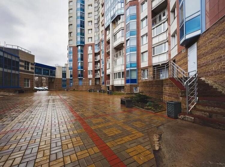 Зато панорамное остекление до пола.