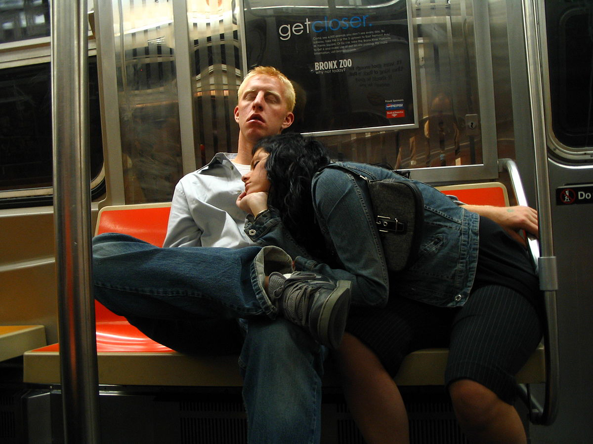 Случай в общественном транспорте. Люди в метро. Люди в транспорте. Мужчина в общественном транспорте. Человек сидит в метро.