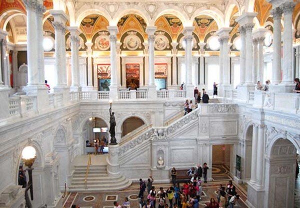 Те, кто ценит и интересуется историей, просто не может не посетить всемирно известную достопримечательность Вашингтона - Белый дом. Спроектировал здание архитектор Джеймс Хобан, а построили его еще в 1800 году. 

 Расположен Белый дом на улице Пенсильвания-авеню, в самом центре города. Именно в архитектуре Белого дома представлена классическая архитектура Америки. 

 Это элегантный и лаконичный шестиэтажный особняк, который выполнен в  палладинском стиле из светлого песчаника. Особый интерес представляет  также внутреннее убранство – тут вы увидите такие исторические  помещения, как Голубую, Красную, Зеленую и Восточную комнаты, Овальный  кабинет и Столовую. 

 Это живой музей американской истории – здесь вы сможете увидеть коллекцию изобразительного и декоративного  искусства - картины, мебель, скульптуры, фарфор, в том числе и предметы  быта бывших президентов США, а также первых леди. 

 В восточной части дома возможно увидеть красивый сад с интересными деревьями, цветами, газоном, который называют Сад Жаклин Кеннеди, именно благодаря ей он и появился. 

 Чтобы посетить Белый дом, вам нужно заранее забронировать экскурсию. Запрос нужно подать не позднее, чем за шесть месяцев. 

 На территории Белого дома нельзя ни фотографировать, ни снимать видео, а также нет доступа к туалету. 

 Также возьмите паспорт, его вам придется предъявить при входе. Интересной вам экскурсии!