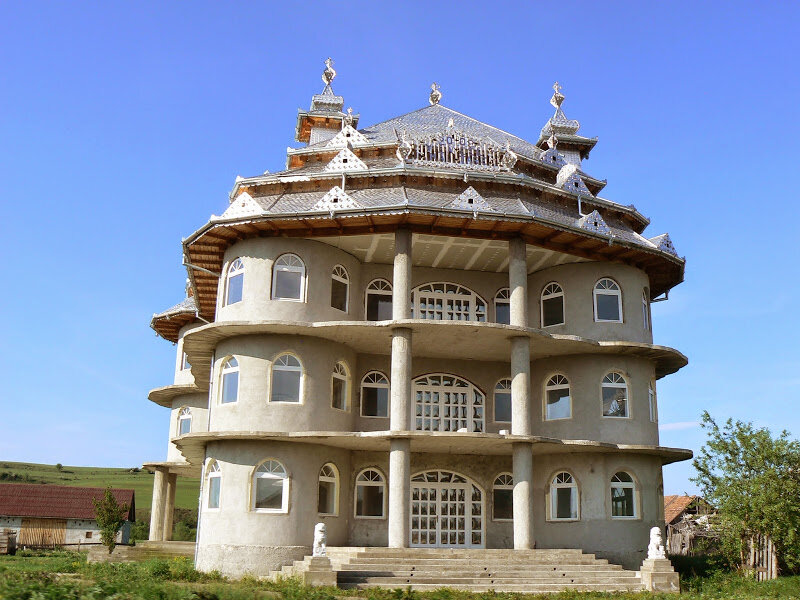 Цыганский дом в Румынии, источник фото ru-travel.livejournal.com