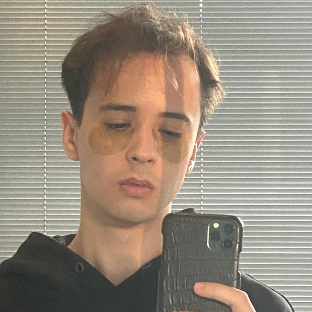 Slava Marlov автор песни «Снова я напиваюсь».