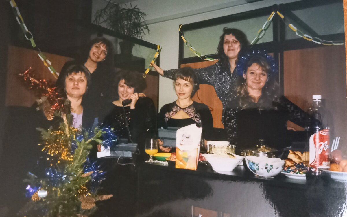 Наша новогодняя смена. Я слева, стою.