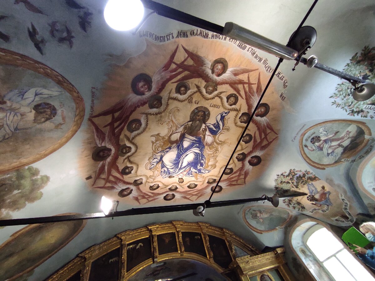 Внутри церковь красиво расписана, причём многие росписи старые, не восстановленные.