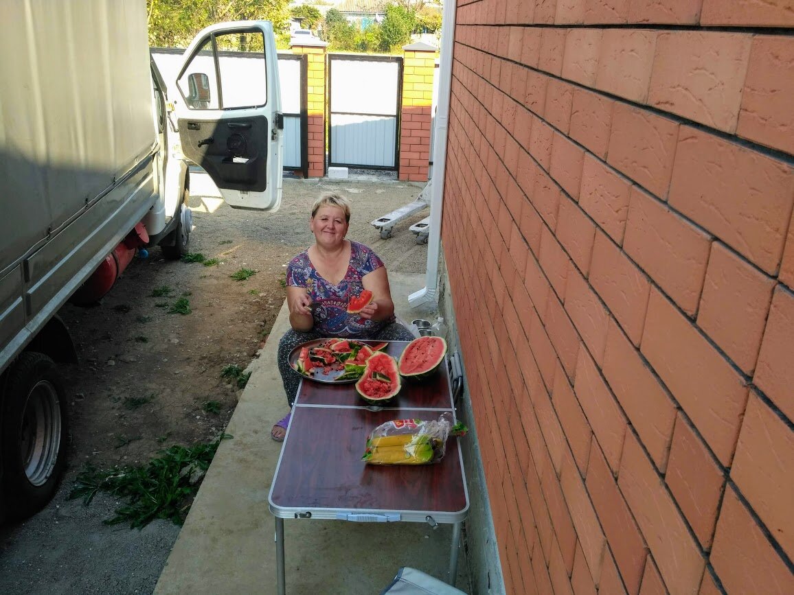 Отдых после разгрузки мебели.