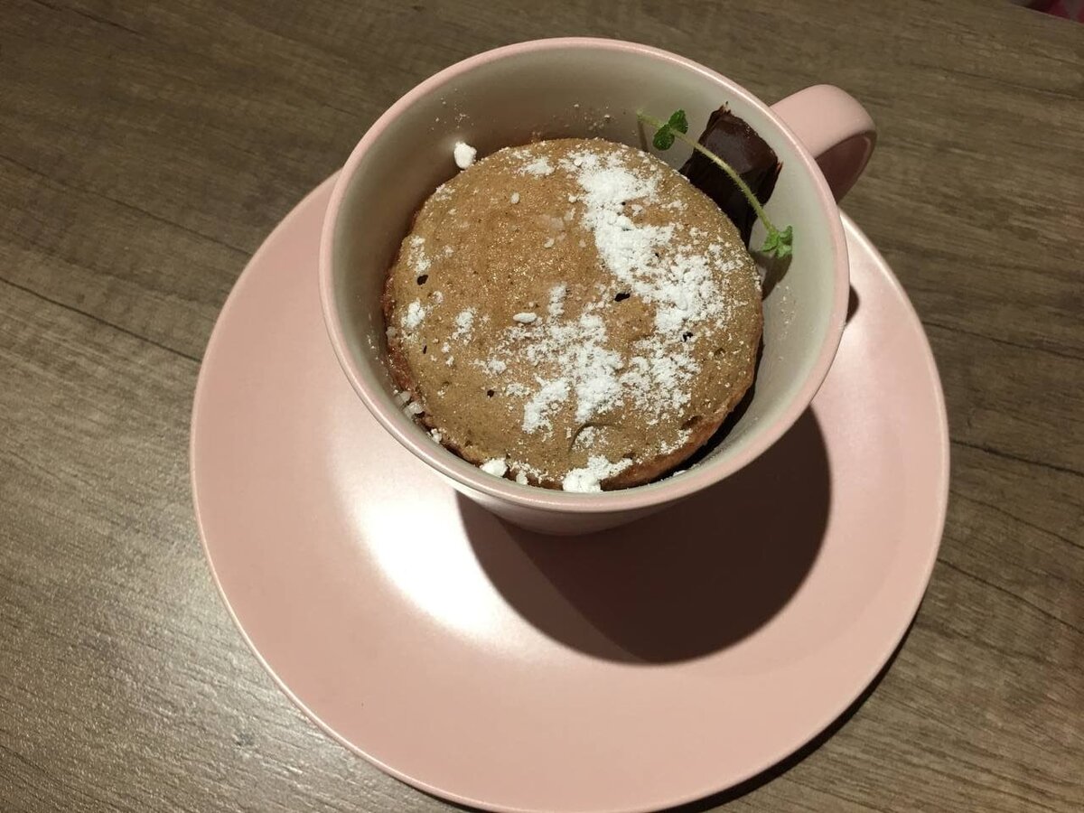 Кекс в кружке с пудрой и мятой.