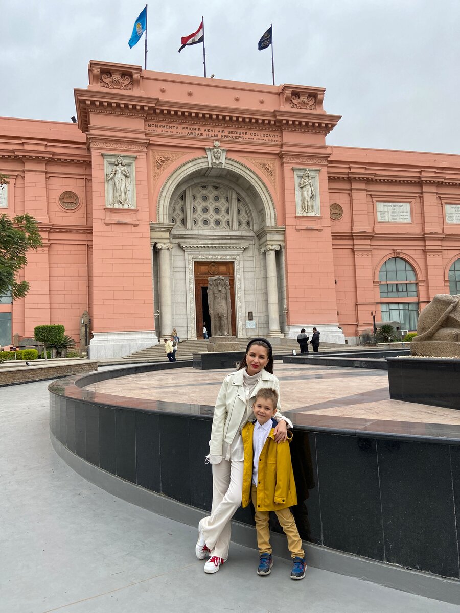 Снаружи тоже очень красивый)